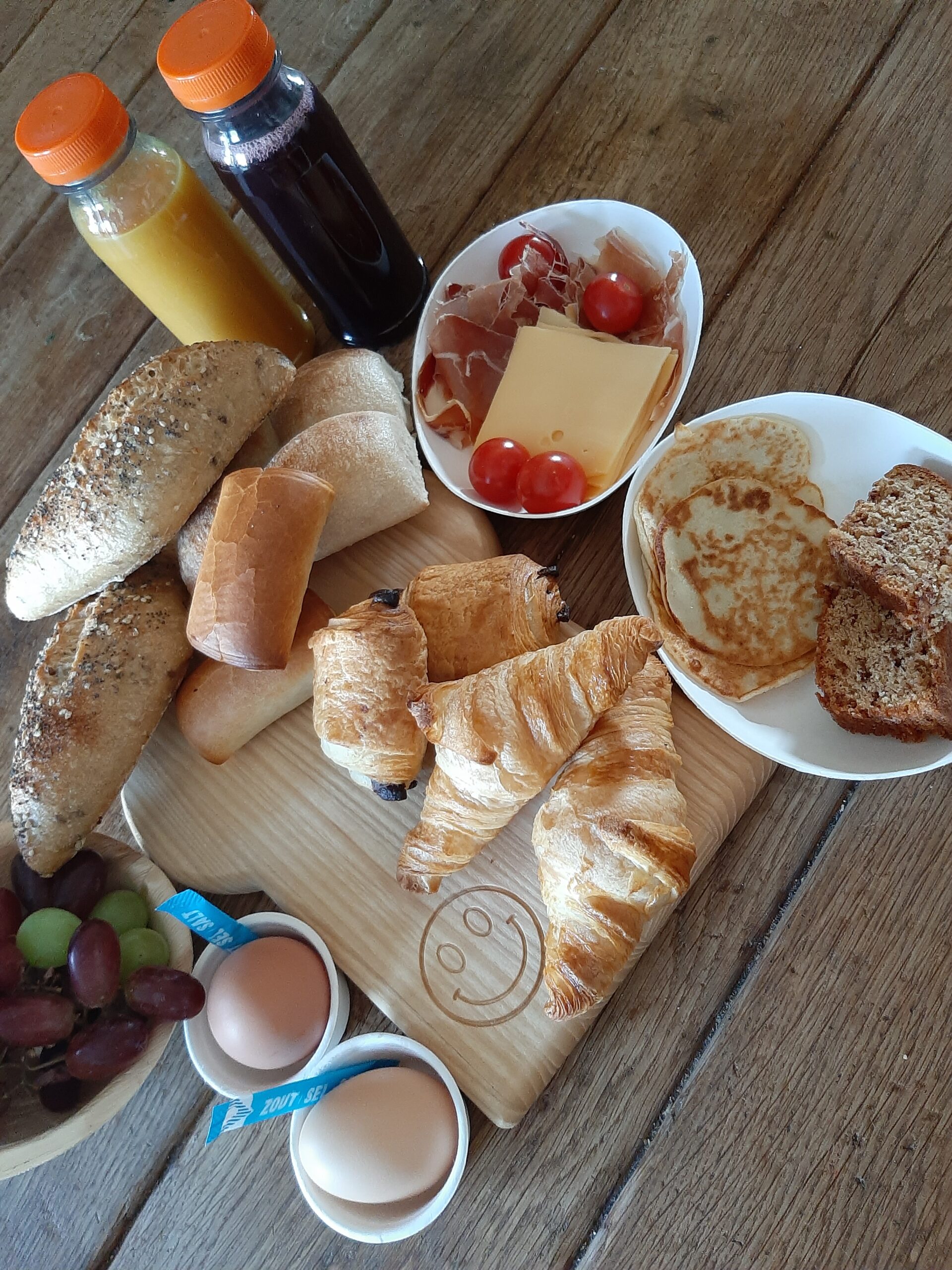 Het kantoor ochtendgloren roterend Kado ontbijt met gepersonaliseerde broodplank - GrootBoerle Ontbijt & Lunch  service